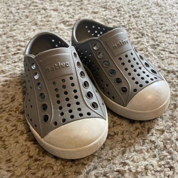 Native Brand - Toddler Shoes - Grey Size 4 - Picture 1 of 4